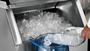 vệ sinh thùng chứa máy làm đá