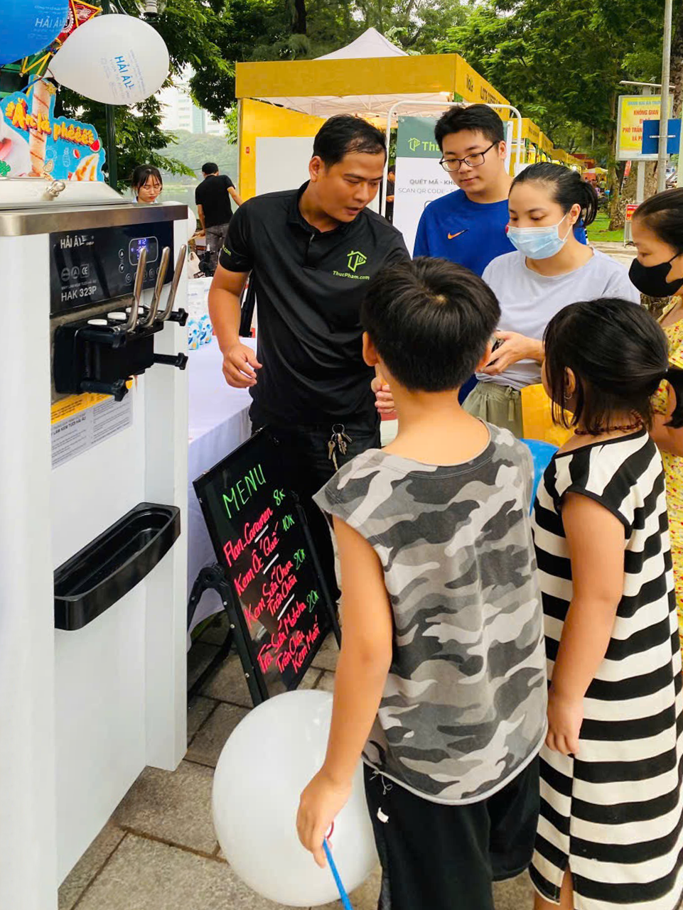 Quán đông khách nhờ thuê máy làm kem tươi Hải Âu Group